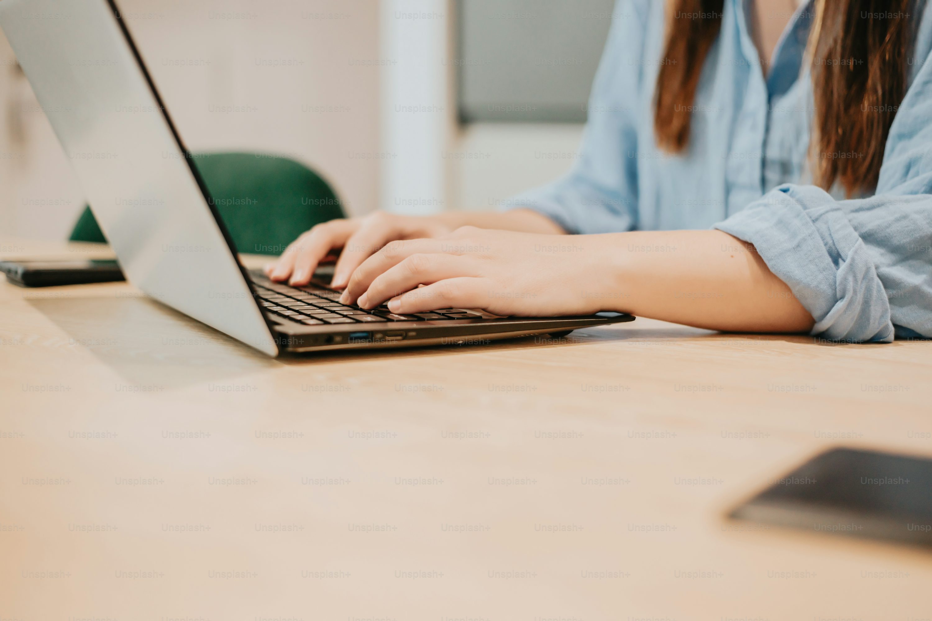 Person working on a laptop at a desk, representing Fabiana Generoso’s IT and web authoring work